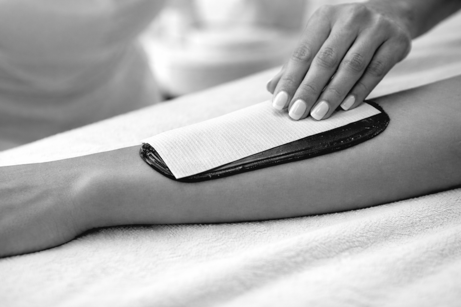 Vliesstreifen wird auf die Wachsschicht aufgelegt