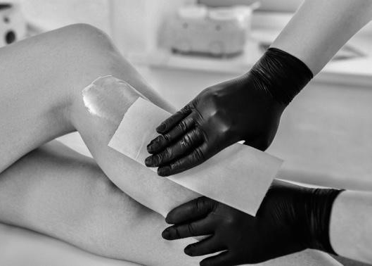 Professionelle Wachs-Abziehtechnik gegen Haarwuchsrichtung